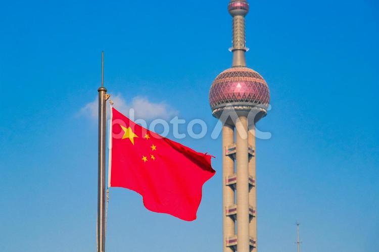 中国国旗、五星紅旗と東方明珠電視塔 中華人民共和国,中国,旗の写真素材