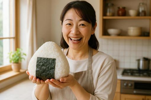おにぎり大サイズを持つ日本人主婦の写真