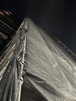 夜の建築足場 夜の建築足場の写真
