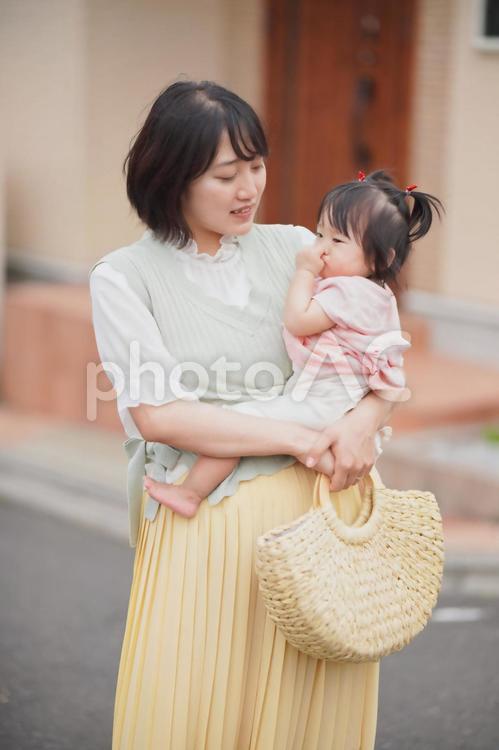 お外で赤ちゃんを抱っこするママ３ 育児,親子,母子の写真素材