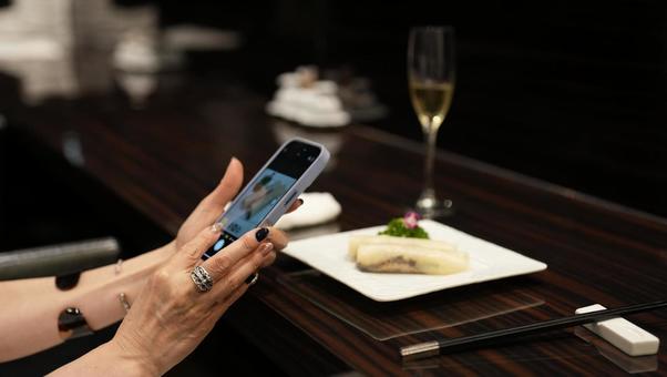 食事の写真を撮影する女性 食事の写真を撮影する女性 女性,スマホ,撮影の写真素材