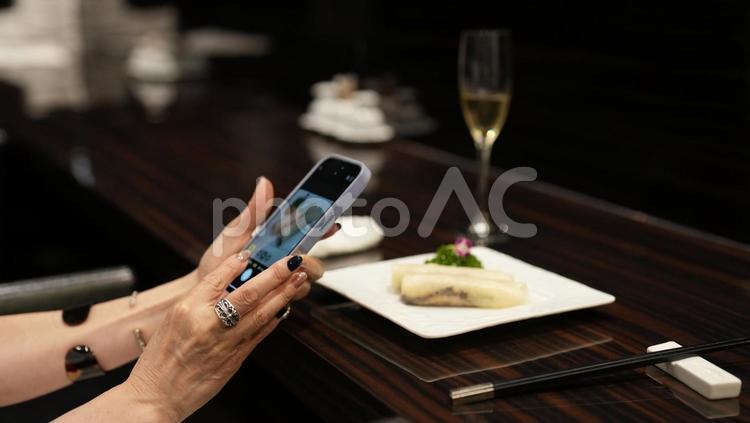 食事の写真を撮影する女性 女性,スマホ,撮影の写真素材