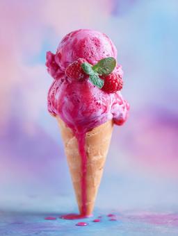 鮮やかなラズベリーアイスクリームコーン 鮮やかなラズベリーアイスクリームコーンの写真