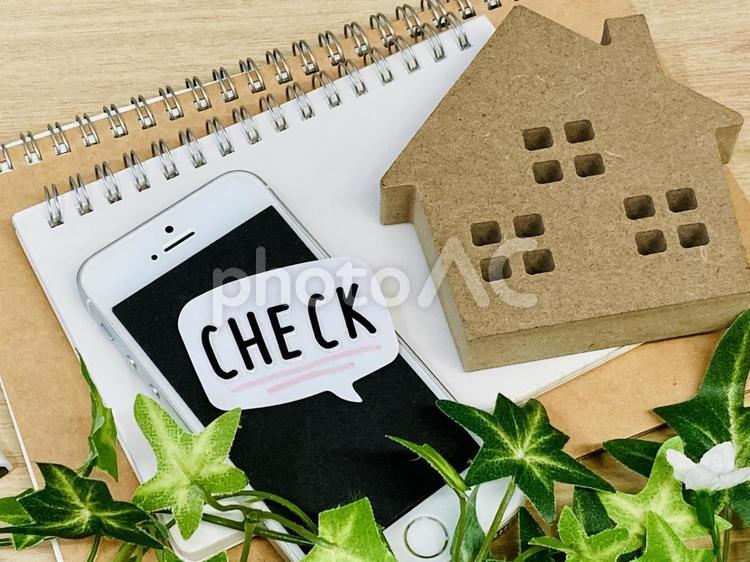 スマホのアプリで賃貸物件をチェック 不動産,家,スマホの写真素材