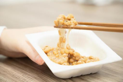 納豆を箸で持ち上げる 納豆を箸で持ち上げる 納豆,箸,持ち上げるの写真素材