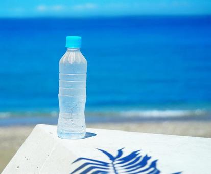 海水浴場のペットボトル 海水浴場のペットボトル ペットボトル,海,ミネラルウォーターの写真素材