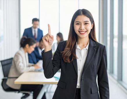 自信あふれるビジネスウーマンの提案シーン 自信あふれるビジネスウーマンの提案シーンの写真