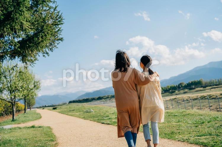 小学生の女の子とママ（上半身） 親子,子供,小学生の写真素材
