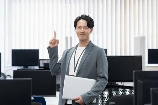 オフィスカジュアルの若い男性エンジニア オフィスカジュアルの若い男性エンジニアの写真