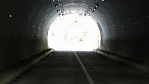 薄暗いトンネル 薄暗いトンネルの写真