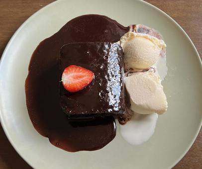 ブラウニーとアイスクリーム ブラウニーとアイスクリーム ブラウニー,チョコレート,ソースの写真素材