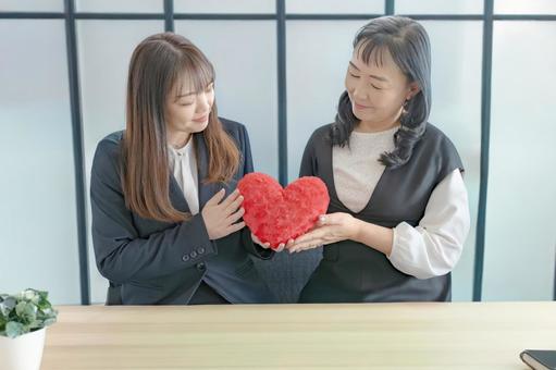 ハートと二人の女性 ハートと二人の女性 女性,二人,ハートの写真素材