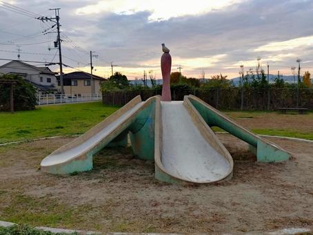 夕暮れのすべり台 滑り台,公園,遊具の写真素材
