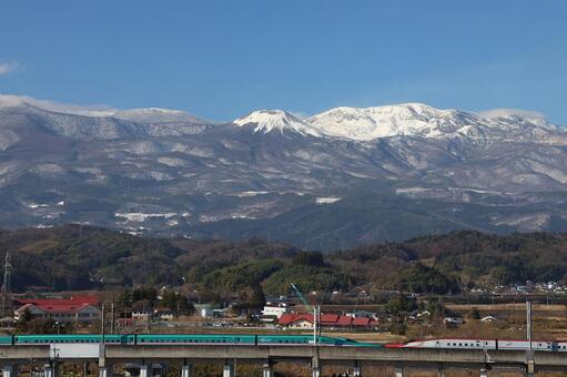 吾妻小富士と新幹線 吾妻小富士,吾妻山,東北新幹線の写真素材