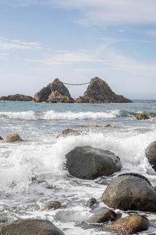 福岡県糸島の夫婦岩 福岡県糸島の夫婦岩 日本,福岡,福岡県の写真素材