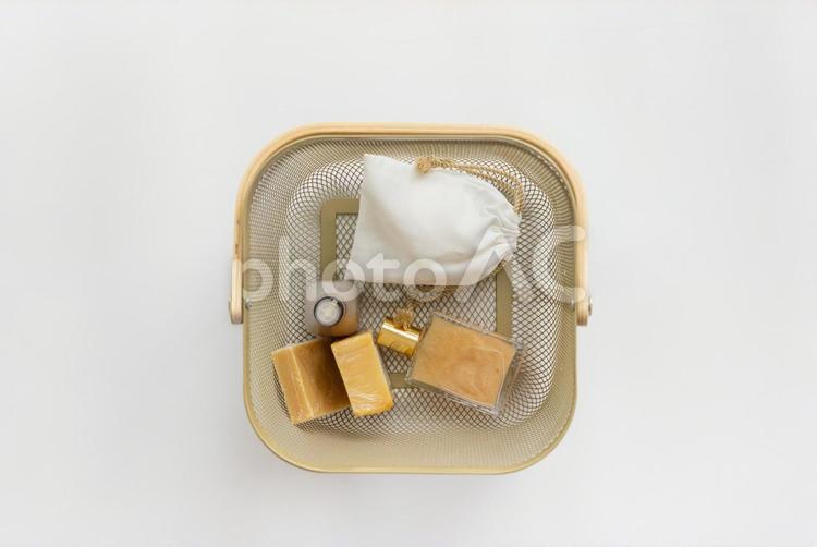 かごにまとめられた巾着と石鹸と化粧品 化粧品,石鹸,かごの写真素材