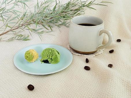 丸いマーブルのパウンドケーキと抹茶アイス パウンドケーキ,ケーキ,手作りの写真素材