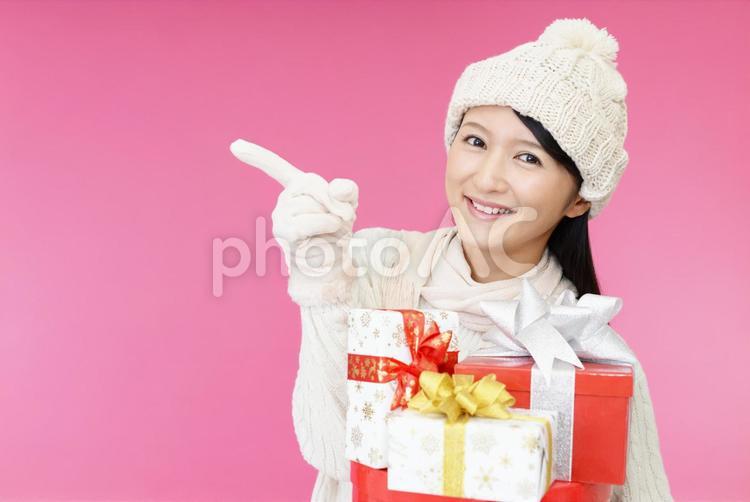 プレゼントを持つ笑顔の女性 女性,女,プレゼントの写真素材