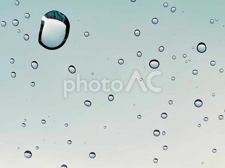 もうすぐ流れ落ちる水滴 水滴,もうすぐ,流れそうの写真素材