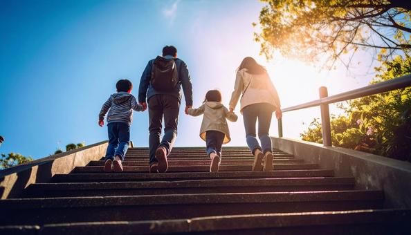階段を歩く日本人家族 階段を歩く日本人家族の写真