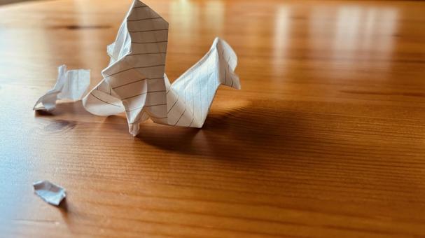 紙屑とテーブル、コピースペース 紙切れ,ちぎれた,ゴミの写真素材