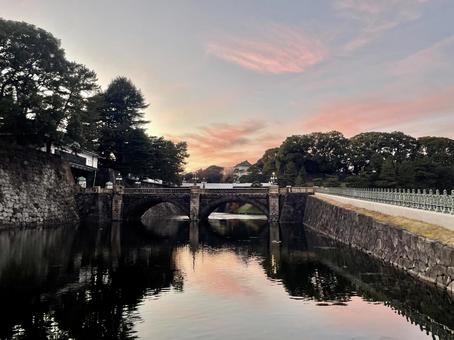 夕方の皇居二重橋前 皇居,江戸城,二重橋の写真素材