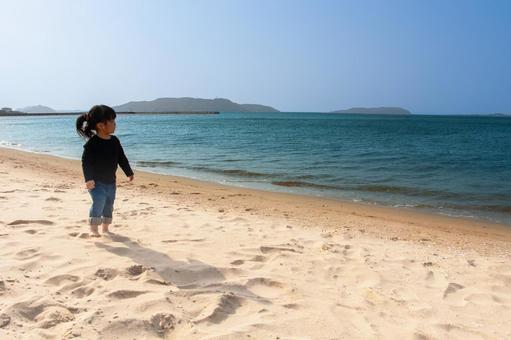 海岸線を歩く子供 海岸線を歩く子供 子供,夏の海,少女の写真素材