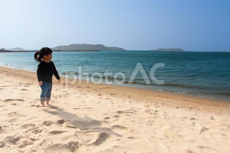海岸線を歩く子供 子供,夏の海,少女の写真素材