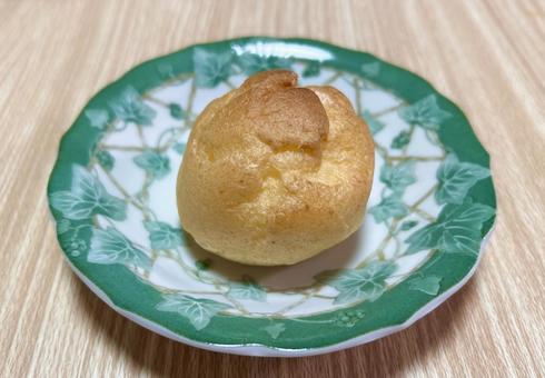 皿に乗ったシュークリーム シュークリーム,スイーツ,洋菓子の写真素材