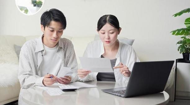 買い物の明細を確認するアジア人カップル 明細,確認,男性の写真素材