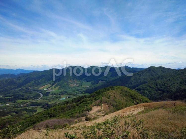 山々と田園の風景 山々,田園,森の写真素材