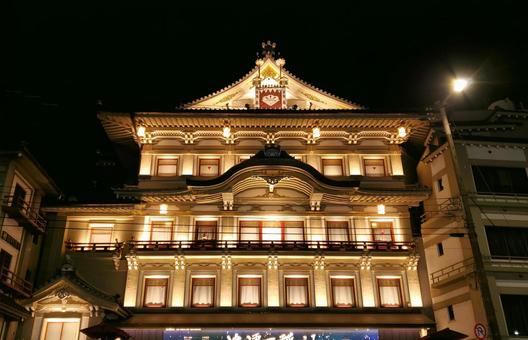 月夜の関西歌舞伎、京都南座 劇場,ライトアップ,風景の写真素材