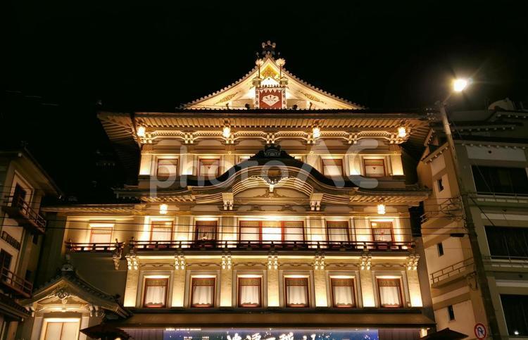 月夜の関西歌舞伎、京都南座 劇場,ライトアップ,風景の写真素材