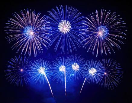夏の夜空を彩る大輪の花火 夏の夜空を彩る大輪の花火の写真
