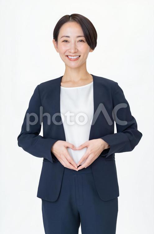 お腹にハートマークを作る女性 ヘルスケア,痛み,下半身の写真素材