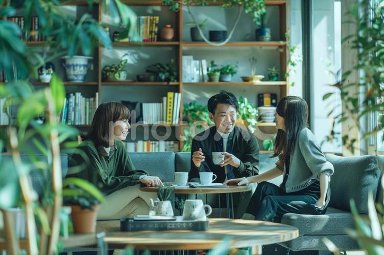 オフィスでミーティング中の会社員 チームワーク,ミーティング,社内の写真素材