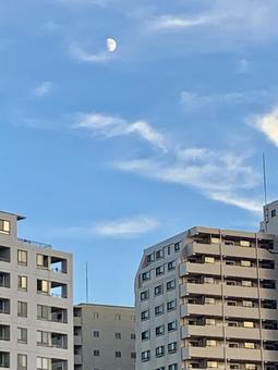 ビルの間から見えるキレイな空 ビルの間から見えるキレイな空の写真