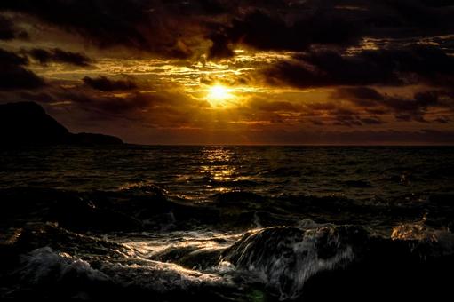 <素材>秋の海に沈む夕日と海の波しぶき <素材>秋の海に沈む夕日と海の波しぶき 海,サンセット,夜明けの写真素材