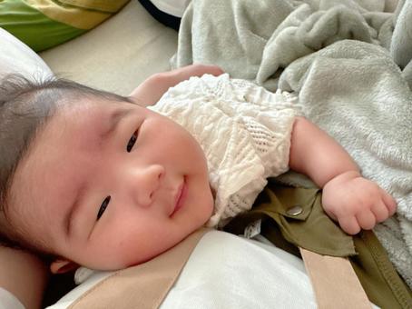 お母さんを見上げる赤ちゃん お母さんを見上げる赤ちゃん 赤ちゃん,ベビー,男の子の写真素材