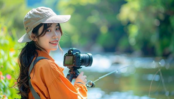釣りの様子を動画配信する女性 釣りの様子を動画配信する女性の写真