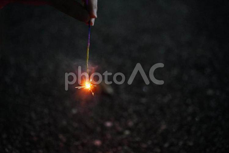 夏の終わり線香花火 火,燃やす,夜の写真素材