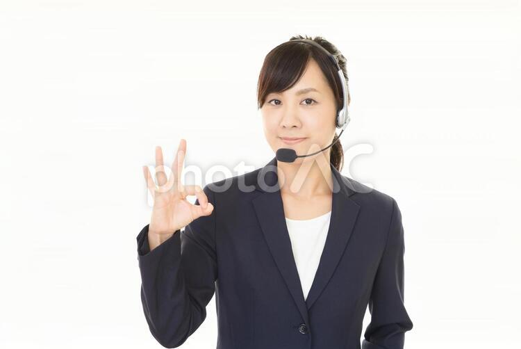 OKサインを出すオペレーター 女性,女,オペレーターの写真素材