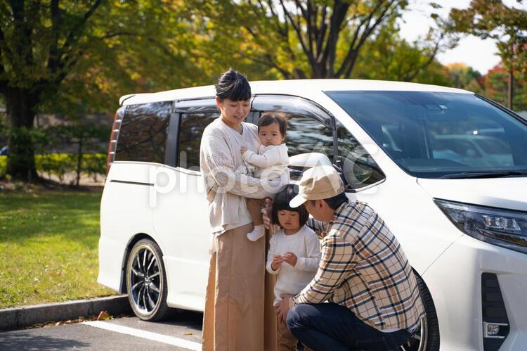 車で旅行する家族・ファミリー ドライブ,家族旅行,車の写真素材