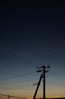 夕焼けのグラデーションと電柱のシルエット 夕焼けのグラデーションと電柱のシルエット 電柱,電線,電信柱の写真素材