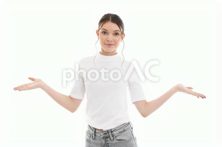カメラ目線で微笑み手を広げポーズする女性 女性,微笑む,ポーズの写真素材