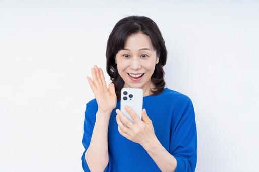 スマホを使うミドルの女性 スマホを使うミドルの女性 びっくり,スマホ,女性の写真素材