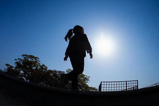 青空の少女のシルエット 青空の少女のシルエットの写真