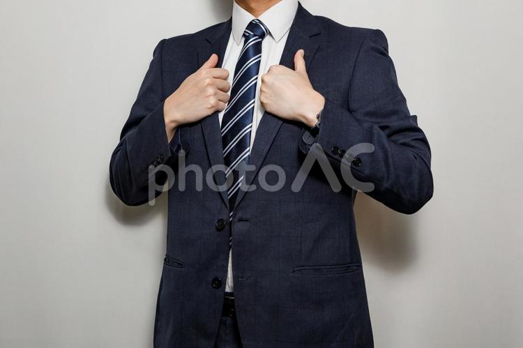ジャケットをピンとさせている男性 ビジネスマン,ビジネス,男性の写真素材