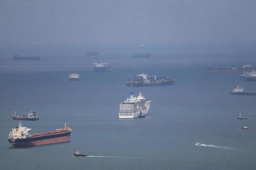 大型船舶の行き交うシンガポールの海峡 大型船舶,行き交う,シンガポールの写真素材