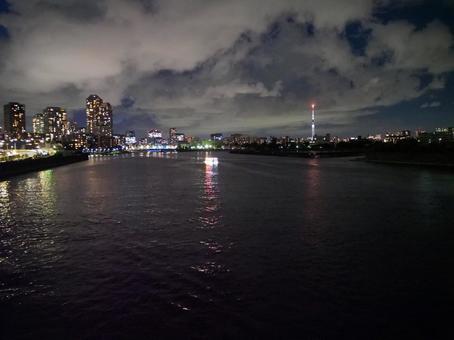 東京スカイツリー&運河を進む屋形船の夜景 東京スカイツリー&運河を進む屋形船の夜景の写真